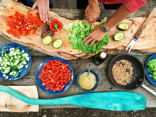 people cooking together maarten van den heuvel EzH46XCDQRY unsplash