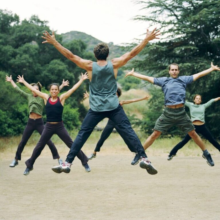 group jumping outside qtq80 Wd3vAT 800x800
